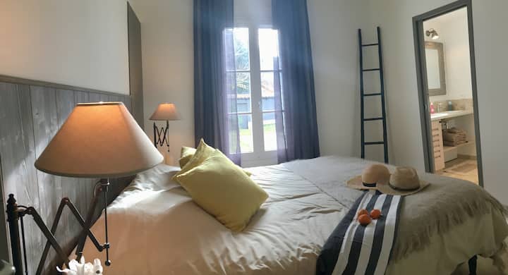 Spálňa 1 hlavný apartmán so sprchovacím kútom a WC