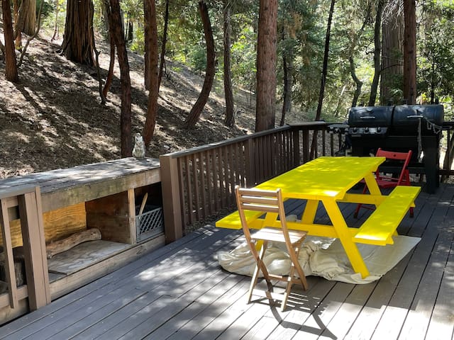 Rustic Miner’s Pinewood, Tri-Level, Tree-Top Cabin