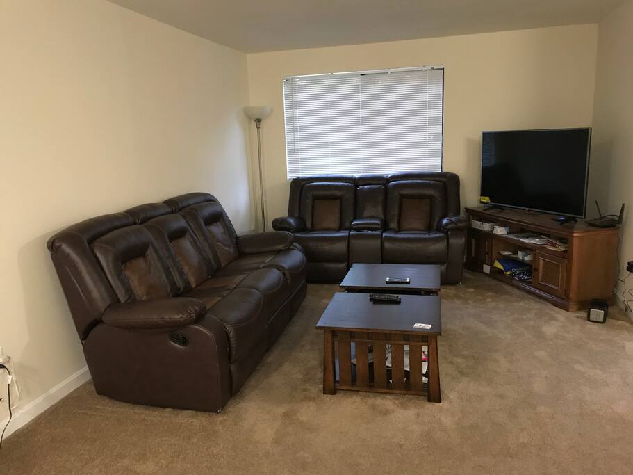 Open lobby with TV and WiFi