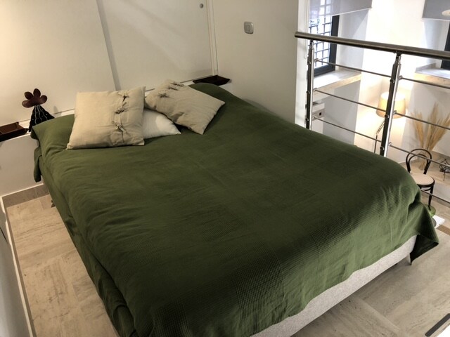 брачен кревет (широк 150-179 см)