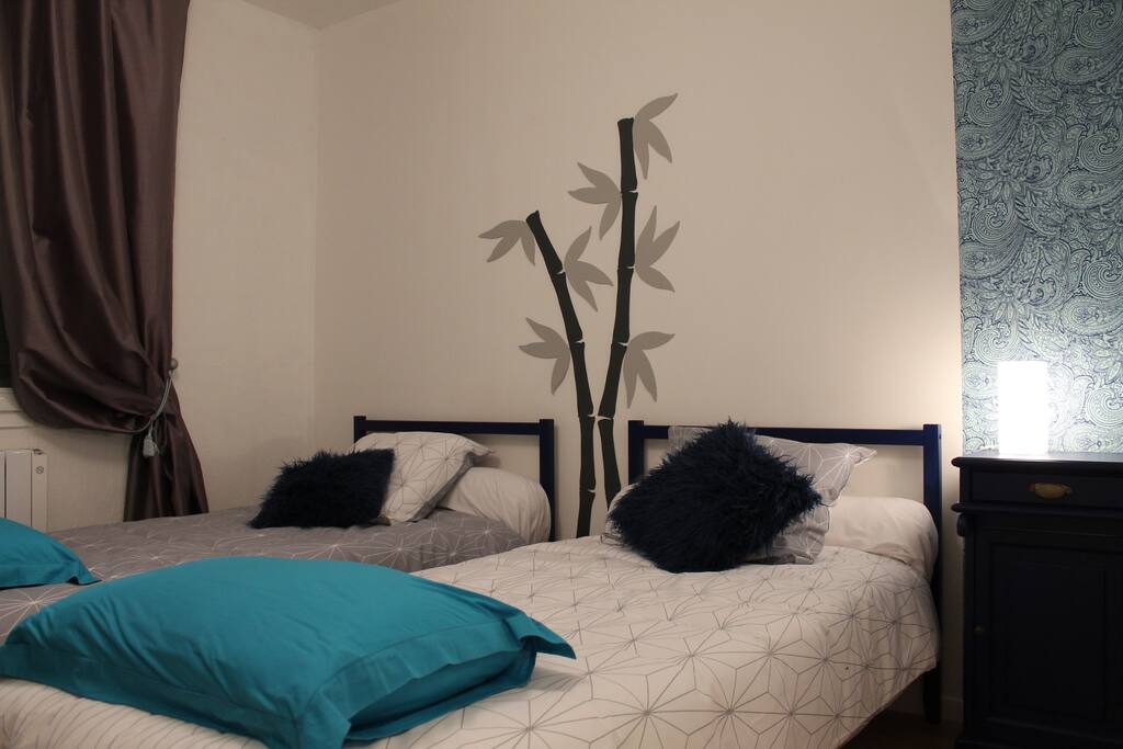 Chambre 2 - 2 lits simples, table de nuit, buffet. Linge de lit fourni