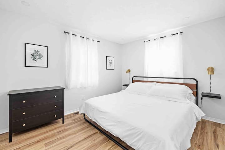 تتميز هذه الغرفة بسرير بمقاس كبير ونافذتين. لا تحتوي هذه الغرفة على حمام داخلي. توجد مرآة كاملة الطول على الجزء الخلفي من الباب. 