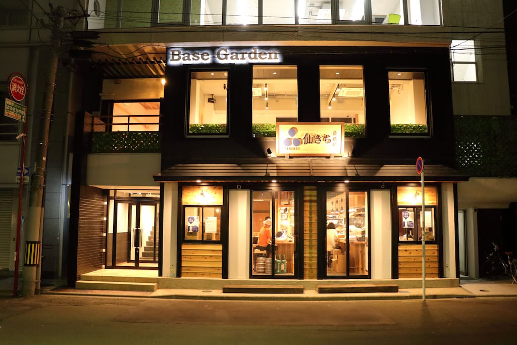 仙台IINEビル外観 ※ゲストハウス入口はお店右側の扉になります。