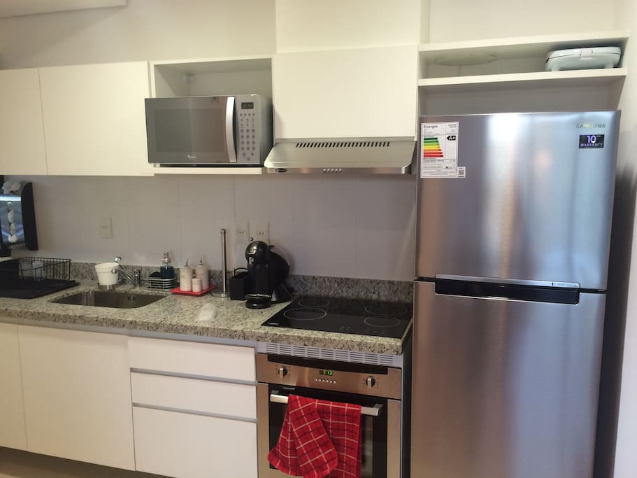 Equipado con anafe, micro ondas, heladera, cafetera, horno, etc