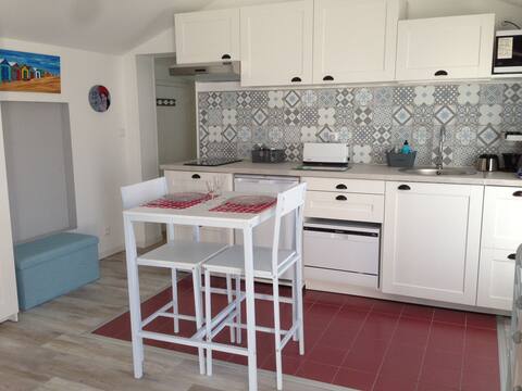 Annonce Airbnb populaire: Large 30 m2 studio with 15 m2 terrace with sea view à Jard Sur Mer