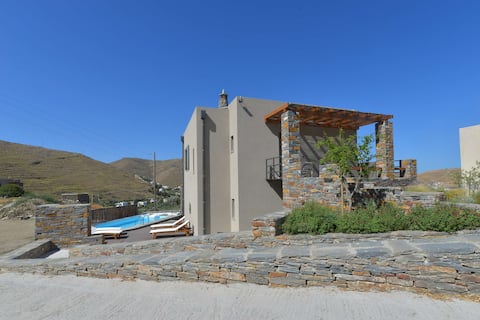 Popular Airbnb listing: Tau Squared Holiday House in Δήμος Κέας