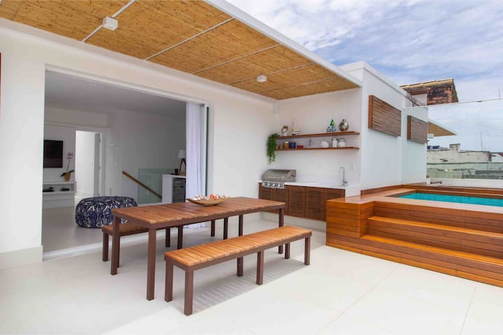 Lovely 3-bedroom penthouse on the beach with pool