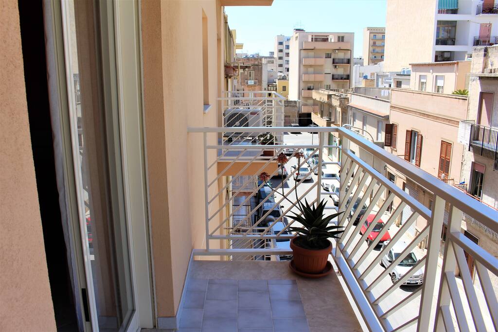 BALCONE CON VISTA SULLA STRADA