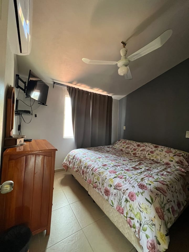 Vstup do hlavnej izby s manželskou posteľou King, klimatizáciou, inteligentnou televíziou a oknom do bazéna.