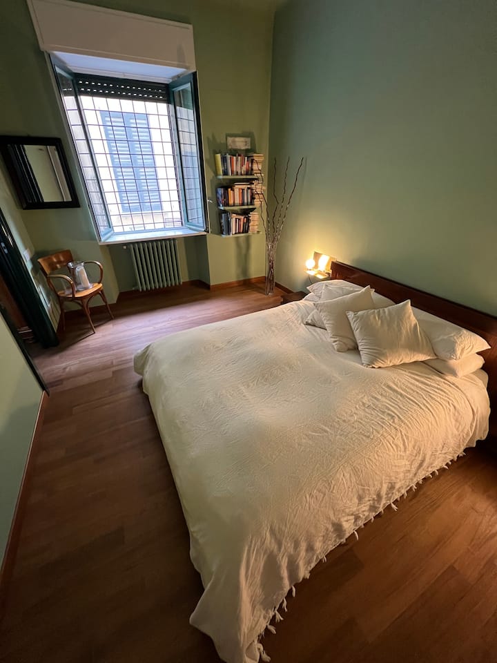 Bedroom with kingsize bed