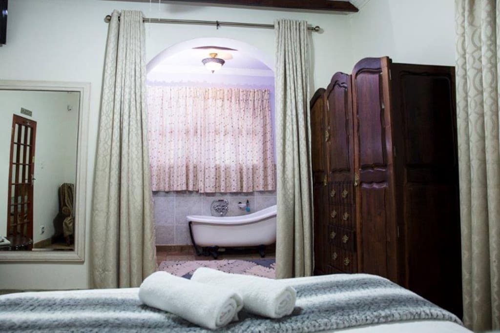 Rose Suite:
One Queen bed, possible to add a 3/4 bed to sleep 3.