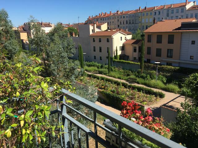 Charming flat in the heart of La Croix Rousse gallery image 2