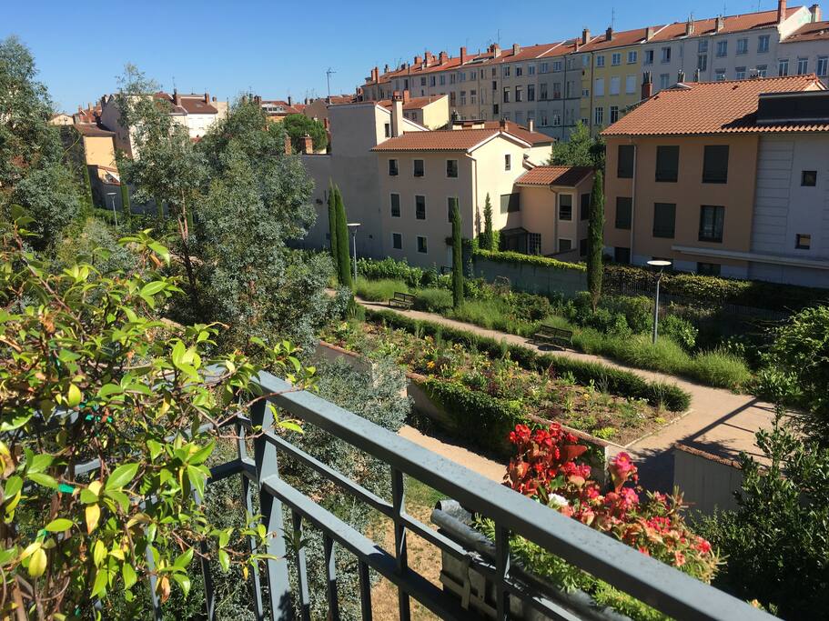 Vue sur parc depuis le balcon