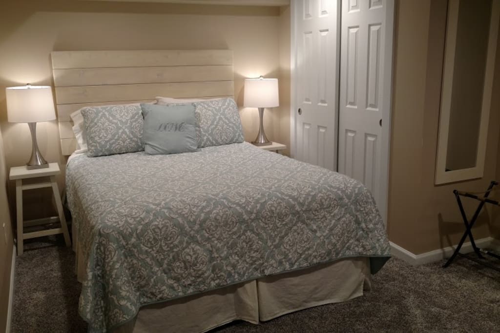 Bedroom #2 (Queen bed)