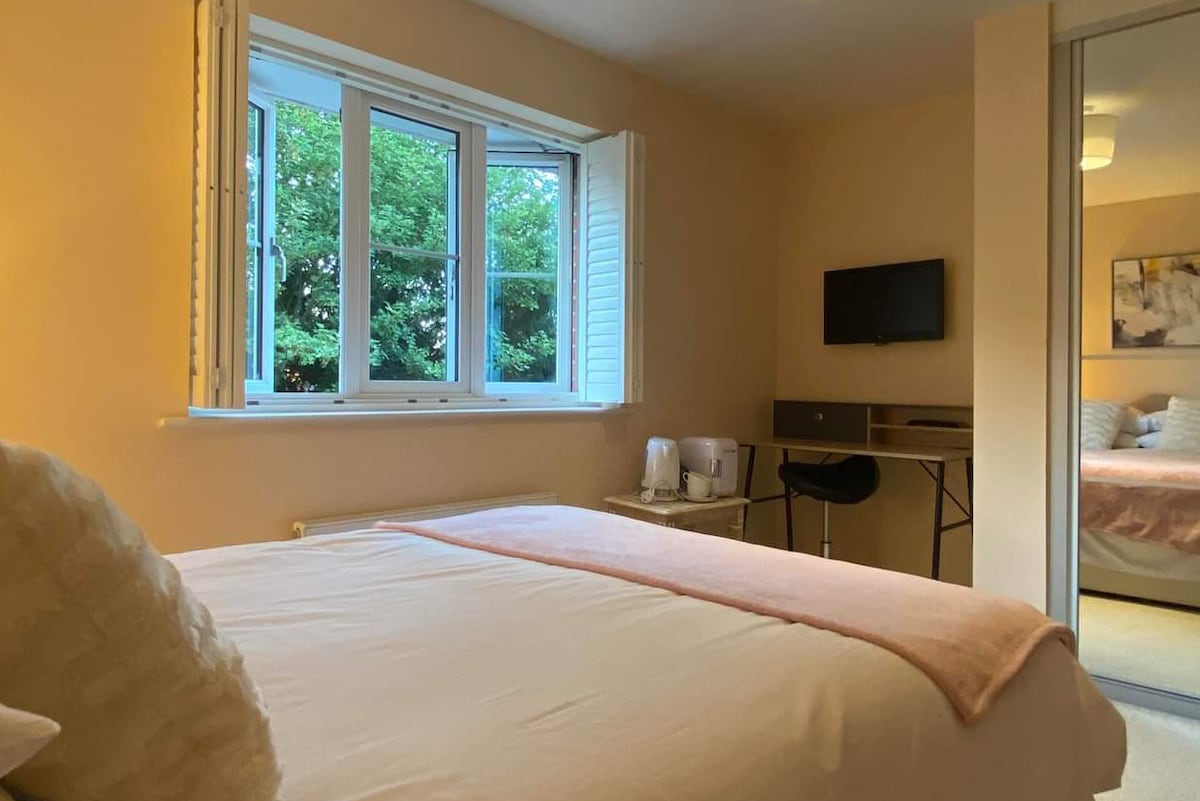 Cosy and spacious double bedroom with en-suite
