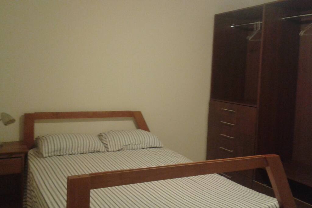 Acogedor cuarto con cama full, closet grande y baño privado