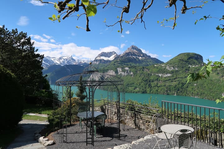 Chalet apartment directly above Lake Lucerne