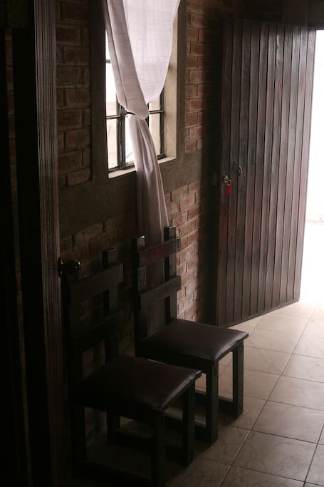 La puerta de entrada es de madera con cerradura de tres vueltas.