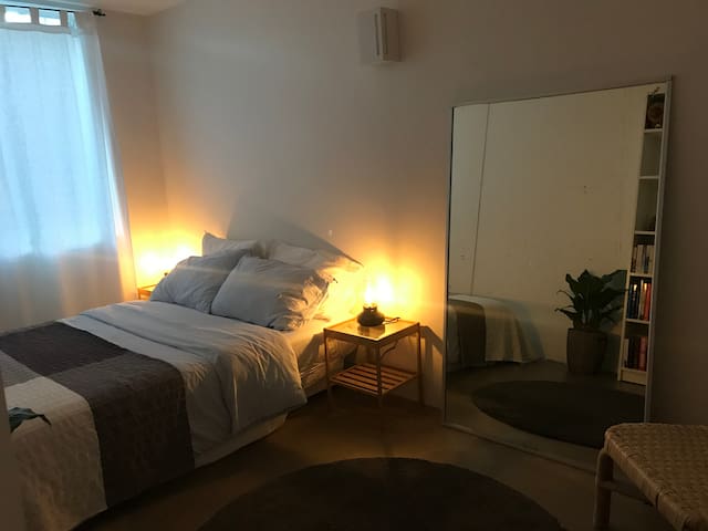 Private bedroom 2 minutes walk to Newport beach!