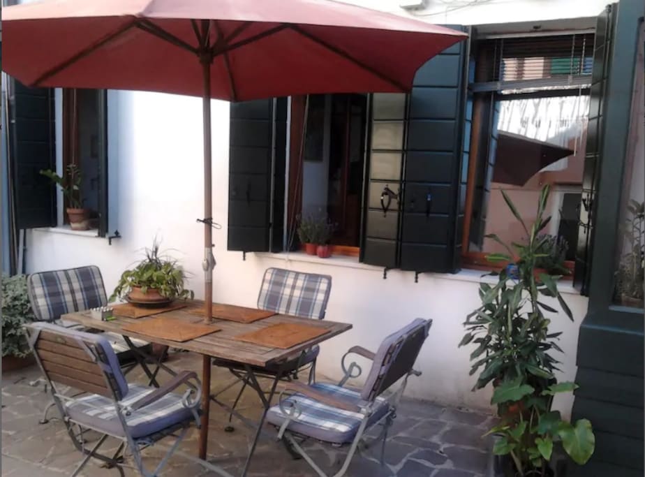 Courtyard: enjoy your meals in the sunlight.