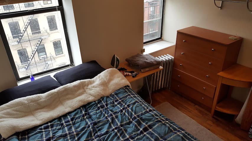 Private East Village Bedroom &Roof Deck(manhattan)
