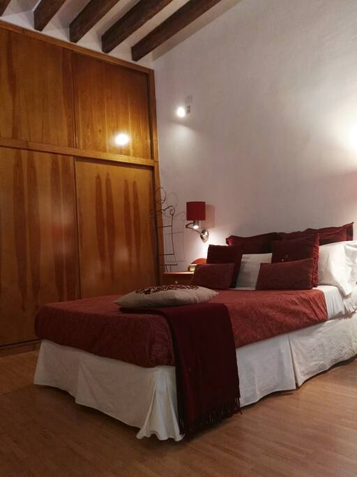 Habitación con techos altos y toque romántico
