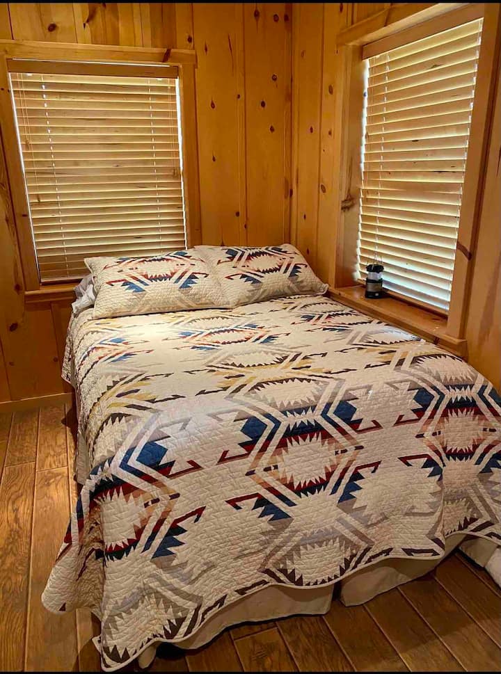 Krevet pune veličine s nadstrešnicom od memorijske pjene i kompletnom posteljinom.