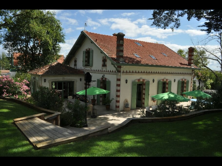 Grande terrasse en pierre avec salon