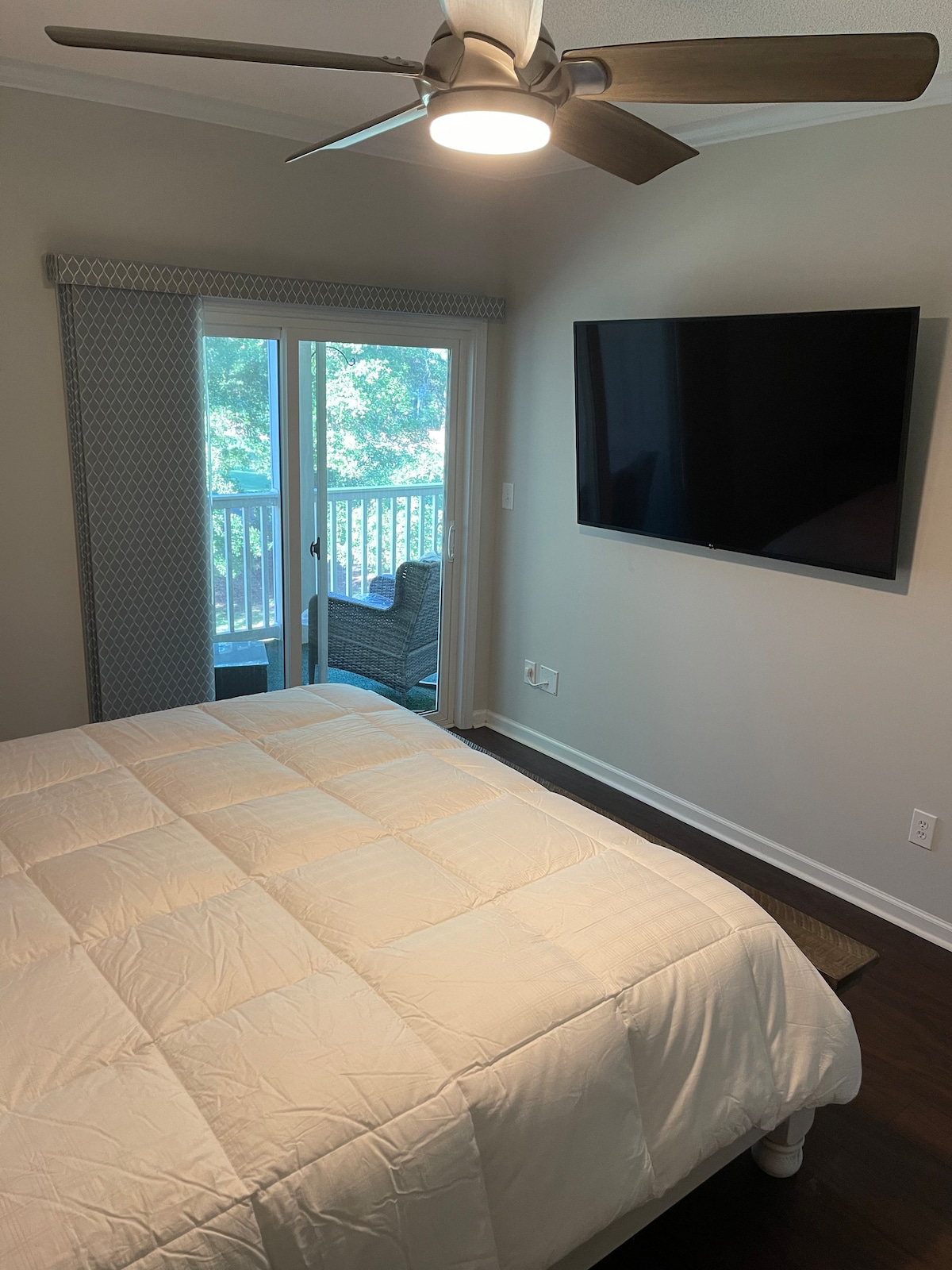 Მთავარი საძინებელი 65 დიუმიანი ტელევიზორით