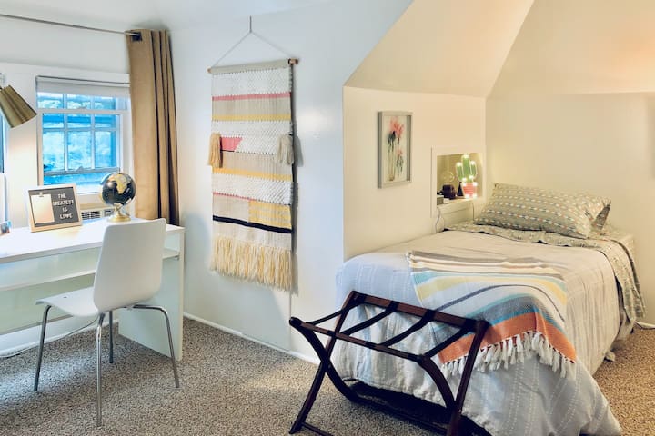 Peaceful Retreat Off Of Park Avenue