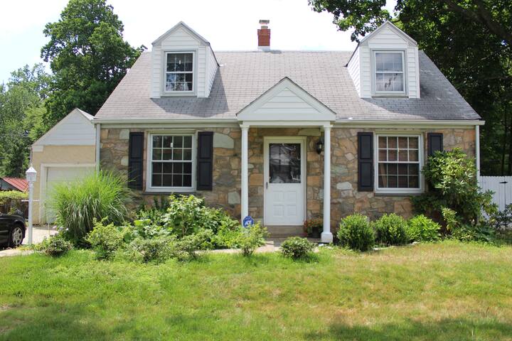 2 Bedroom Home---Family Friendly Main Line Retreat