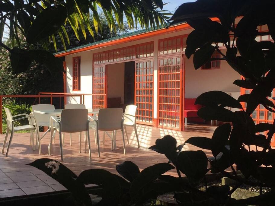 Rodeada de jardines.
