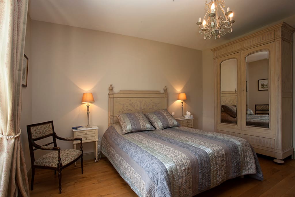 Harmonie du soir.
Située dans la maison principale, on y accède par le grand escalier. Cette chambre de 22m² dispose d’un lit de 160×200, d’un bureau (accès WIFI), d’une grande armoire et deux tables de nuit. Vous pourrez profiter d’une vaste douche a l’italienne dans une salle de bain coquette et équipée d’un sèche-cheveux et linge de toilette. Possibilité d’ajouter un lit d’appoint ou de bébé.