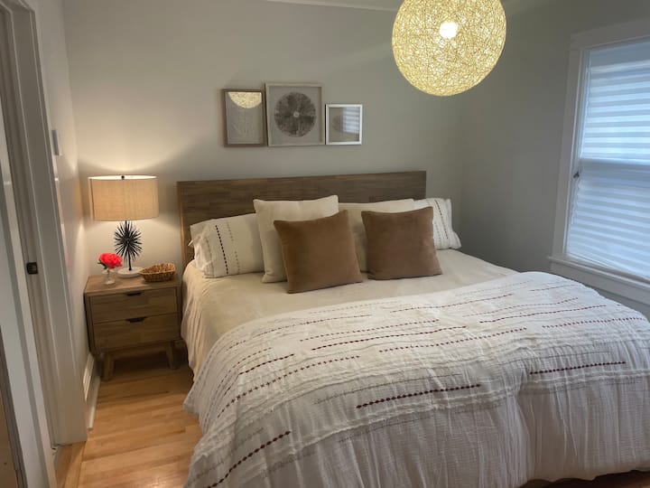 غرفة نوم أساسية بسرير كبير وبياضات مخصصة!  تحتوي غرفة النوم على تدفئة خاصة مع تحكم! 