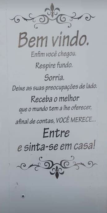 Santana – quarto de casal, com uma cama de casal e wc privado. Situa-se no 2º andar sem elevador. Preço de € 65,00 por noite, por pessoa, a que acresce a taxa de e € 2,00 por noite, por pessoa.