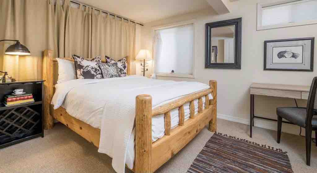 מיטת אורן קווין סייז משמאל למדרגות, בתוספת אפשרות נוספת לפינת עבודה. 