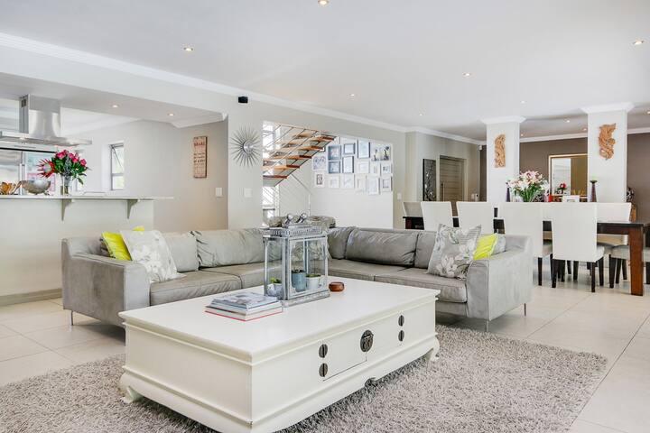 Upper Constantia 5-Bed Family Retreat gallery image 4