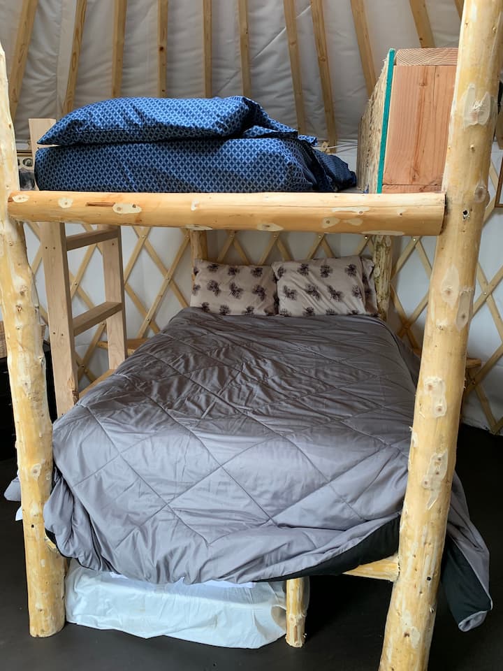 Full/Twin Bunk w/twin pull out