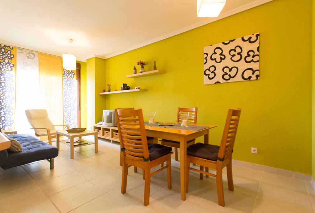 Salón comedor con salida a la terraza..