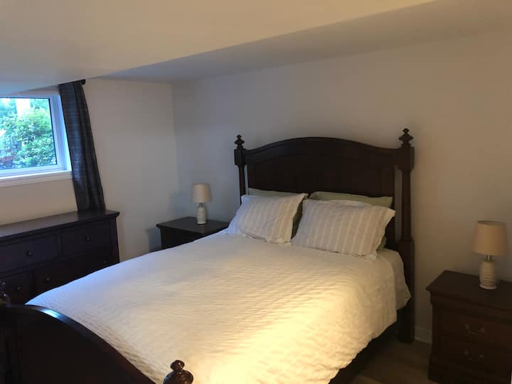 1 spavaća soba - Bračni krevet, 2 stolića, komoda i ormar za odlaganje.