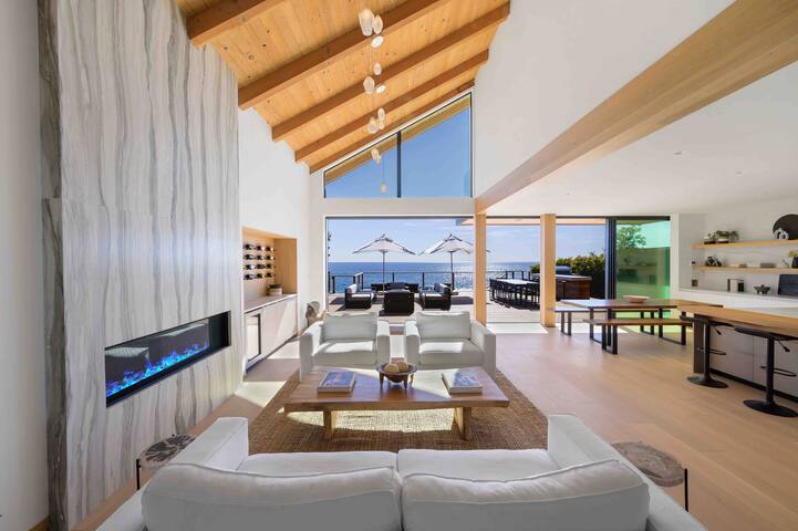 Malibu stunning villa on the water! On Malibu Rd.