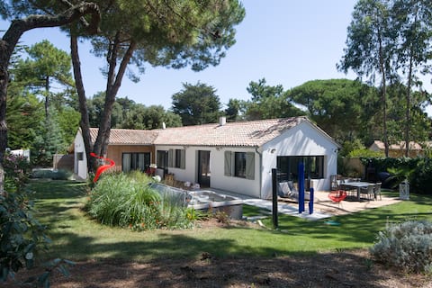 Sunny Villa with Hot Tub in Les Grenettes, Île de Ré