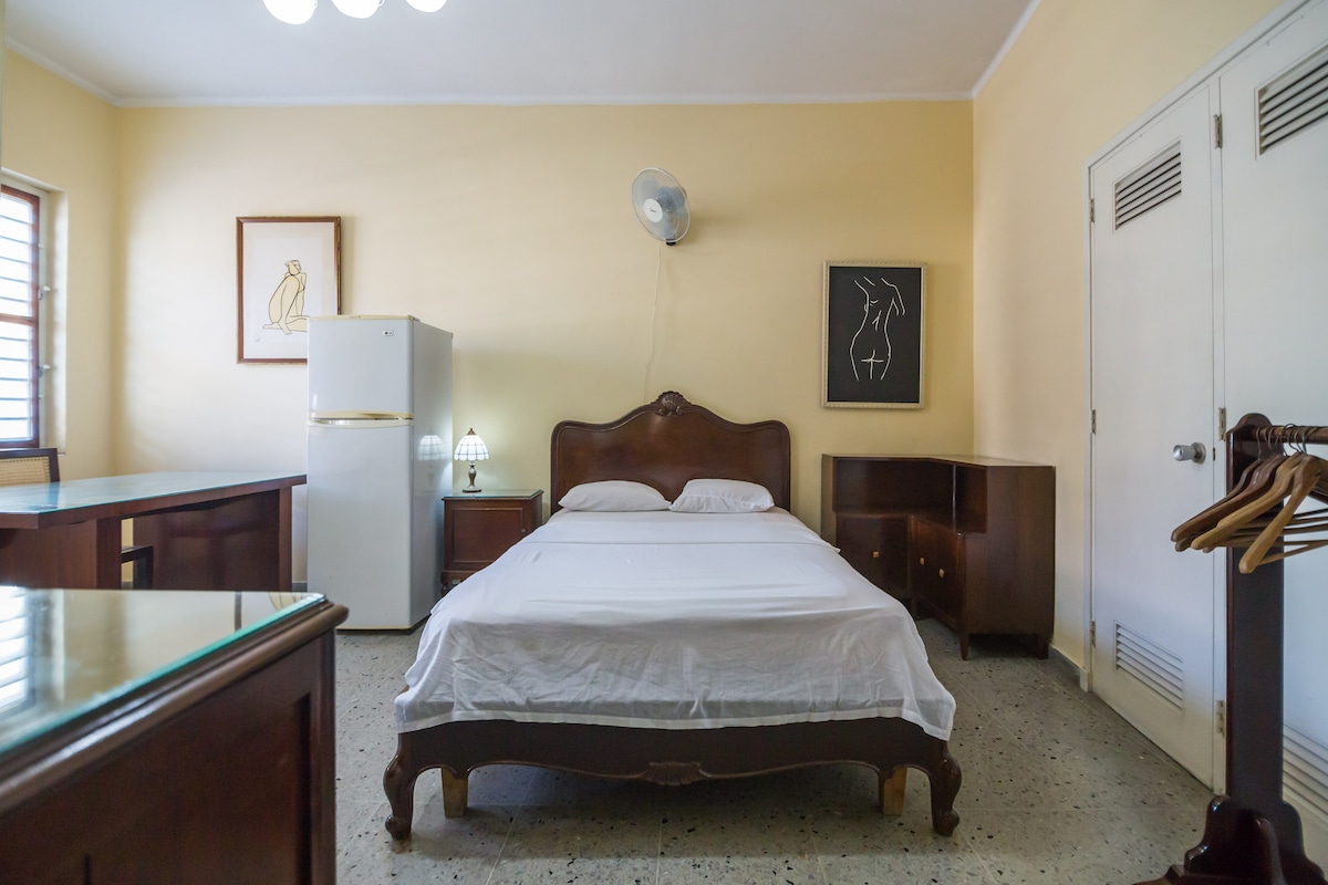 La habitación vista desde la puerta de entrada. Grandes ventanas con vista al exterior. Luminosa y ventilada