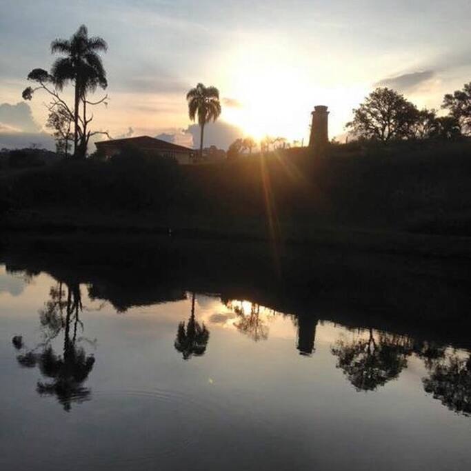 Chalé Marfim entre dois lagos.
