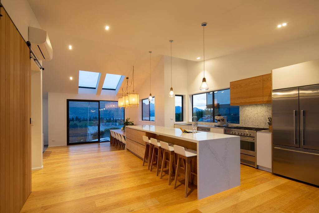 Fully equipped gourmet kitchen