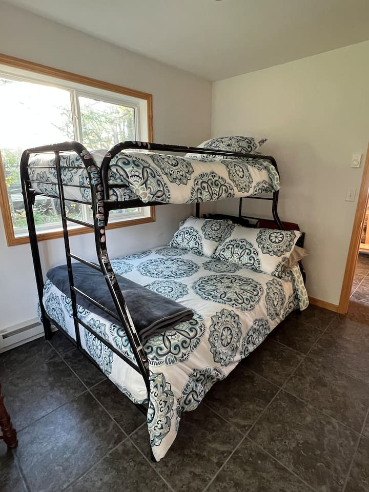 Chumba cha kulala chenye nafasi kubwa kinalala 3 na kitanda kamili na pacha kinapatikana. 