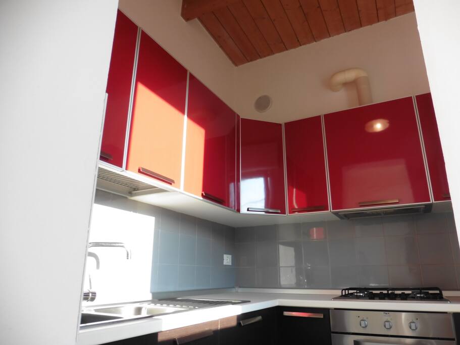 Cucina attrezzata con utensili, fuochi, forno, frigorifero-congelatore Trilocale