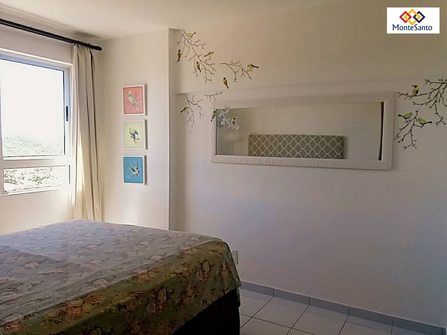 Quarto de casal com ar refrigerado.
Decorado com uma pitada de bom gosto e descontração!