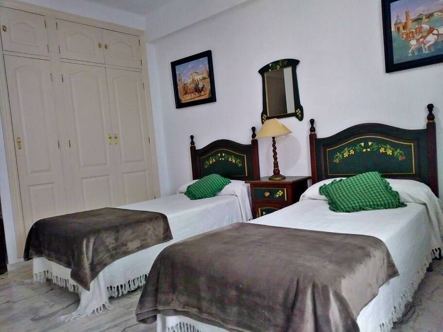 Habitación doble grande / Spacious twin bedroom