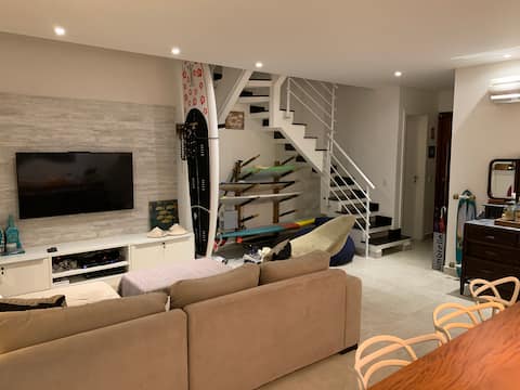 Popular Airbnb listing: Linda House in Camburizinho 50 meters from the beach in São Sebastião